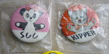 1969 Sugar Stars Sooty Badges mint